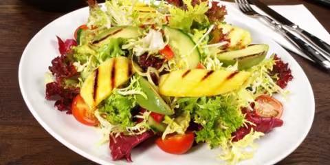 Salade au chorizo avec de l’avocat